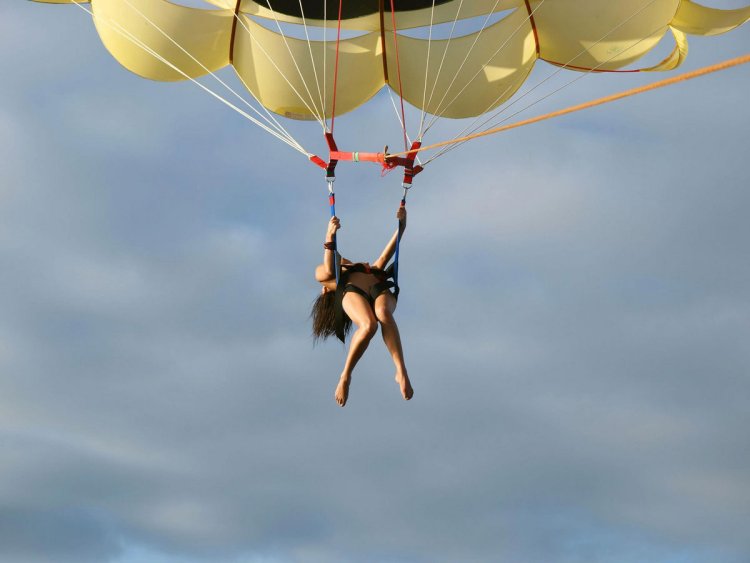 Голые женщины-парашютистки