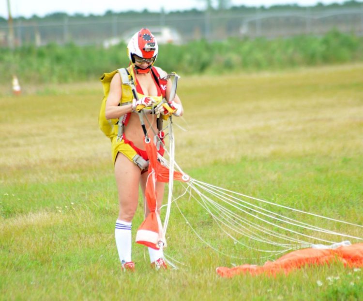 Прыжок с парашютом нагишом