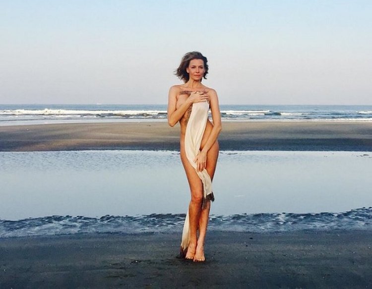 Любовь Толкалина купается