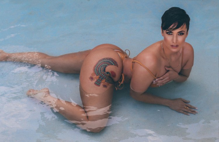 Захра Элис полностью голая