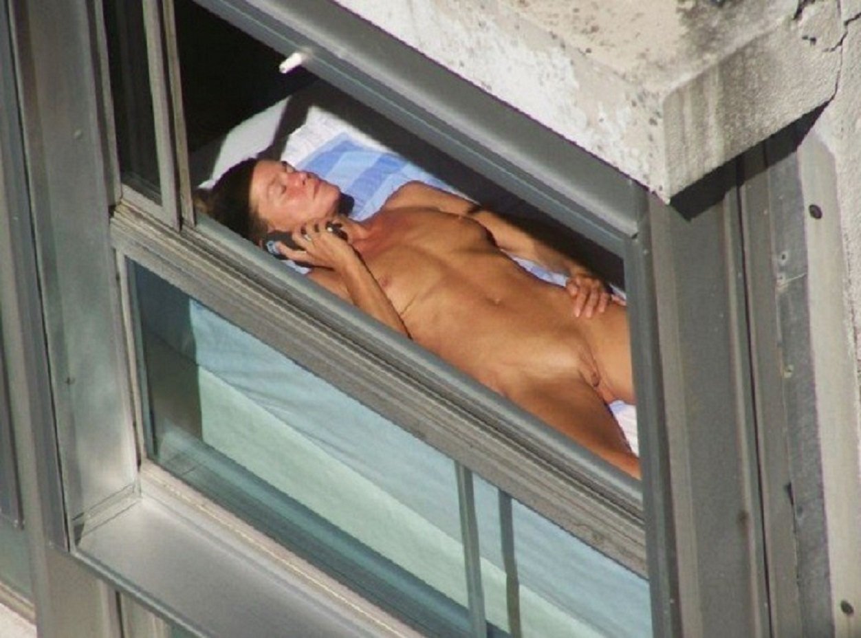 подглядывать в окна за голыми девками фото 5