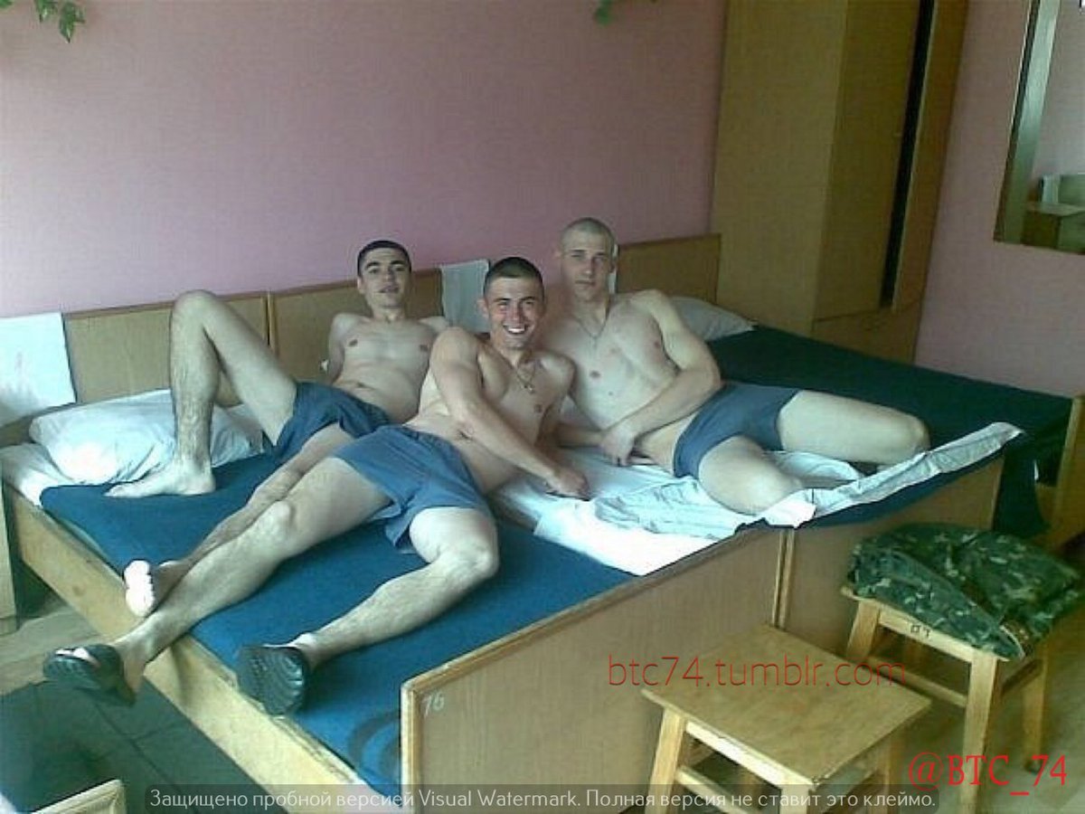 парни в армии спят голые фото 34