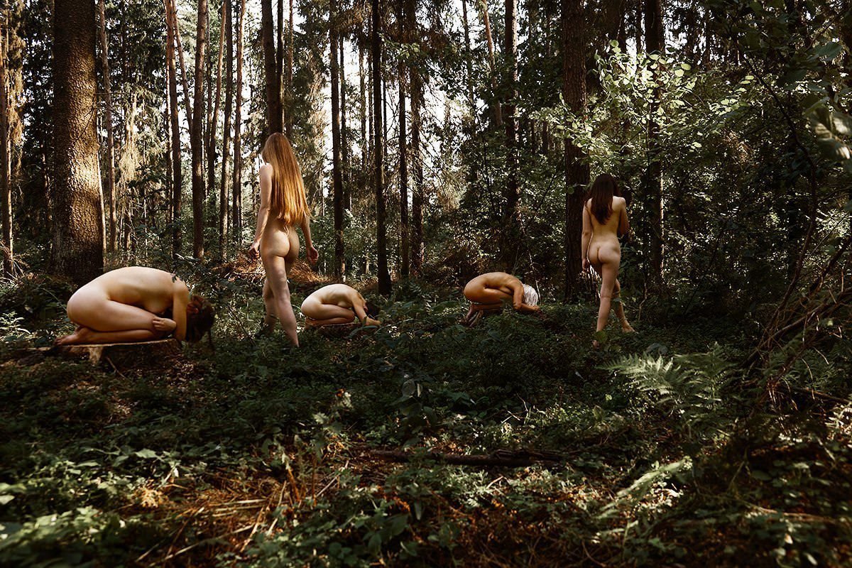 фото голой девушки в лесу фото 15