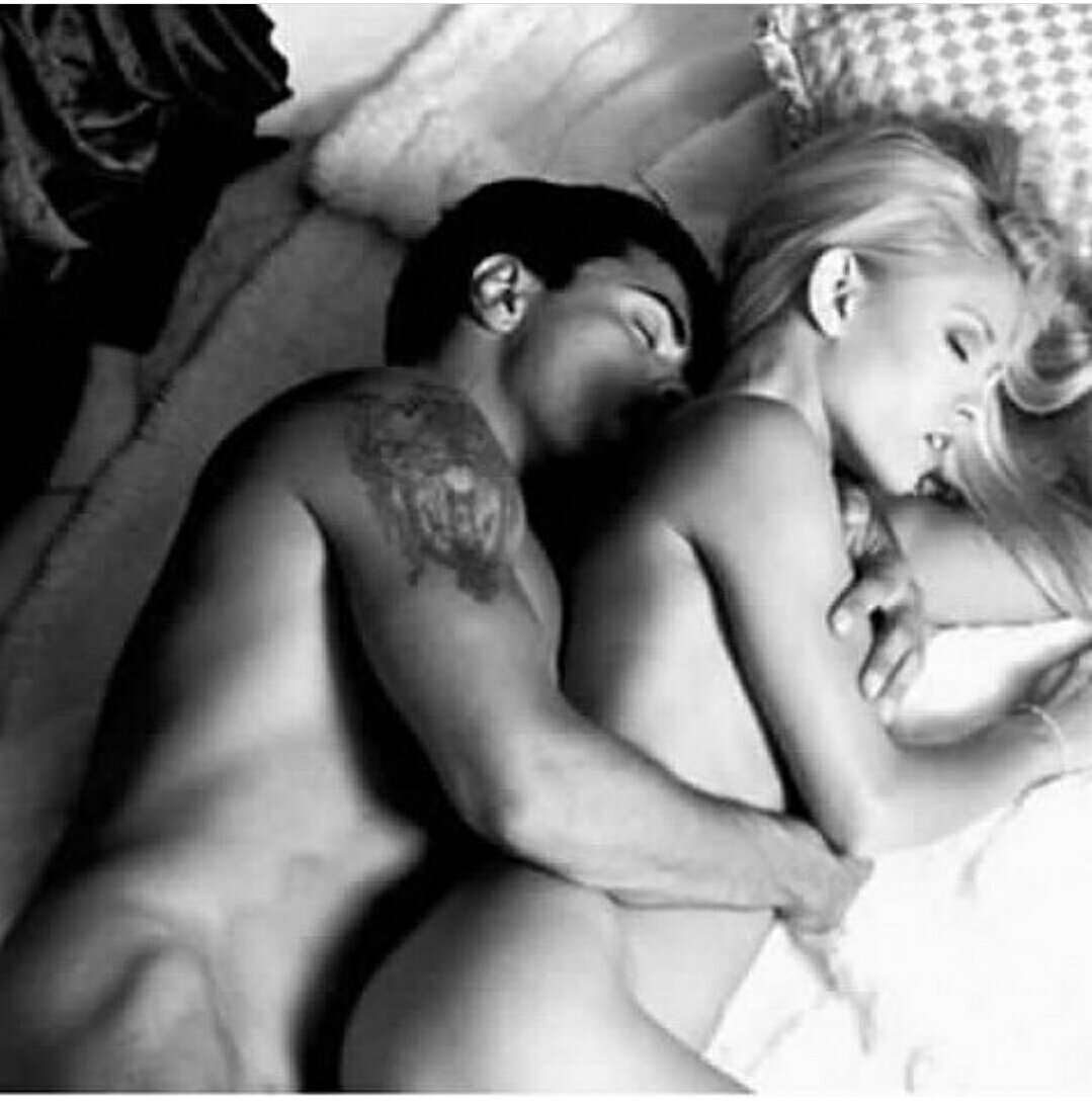 женщины спят с мужиками голыми фото 82
