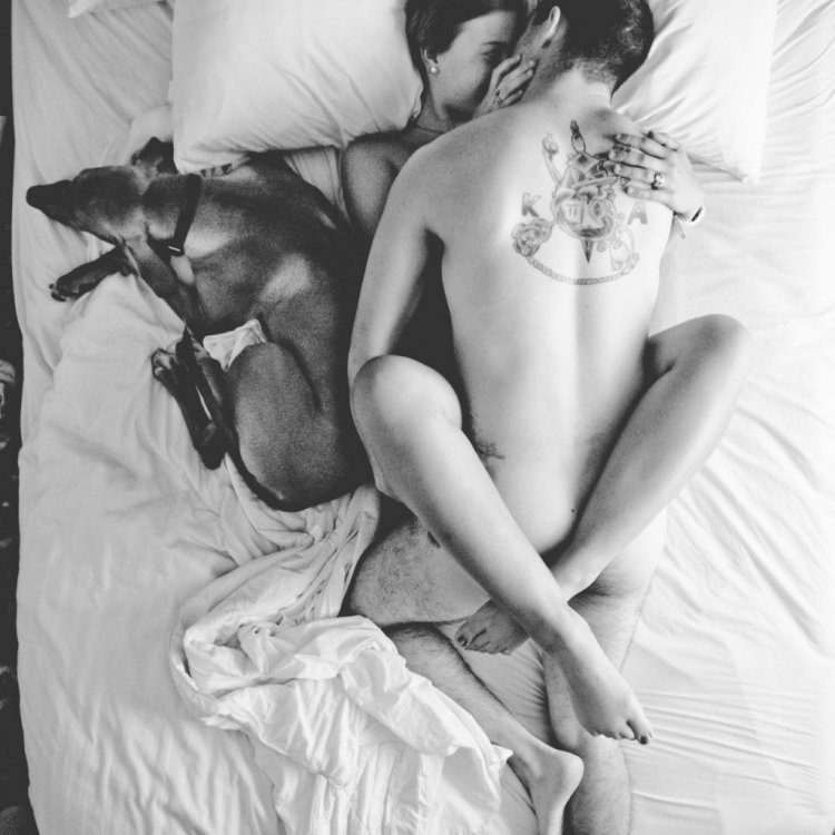 Голые обнимаются в кровати