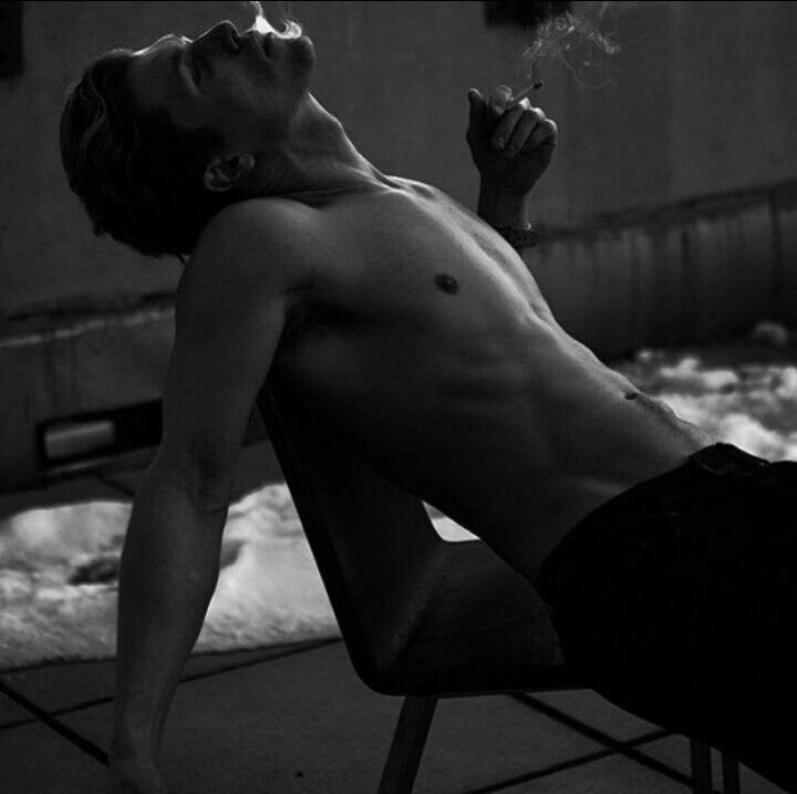 Голый мужчина с сигаретой