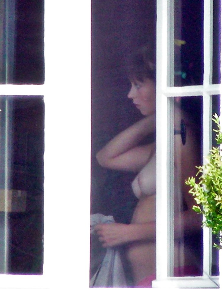 Голые в окнах соседних домов