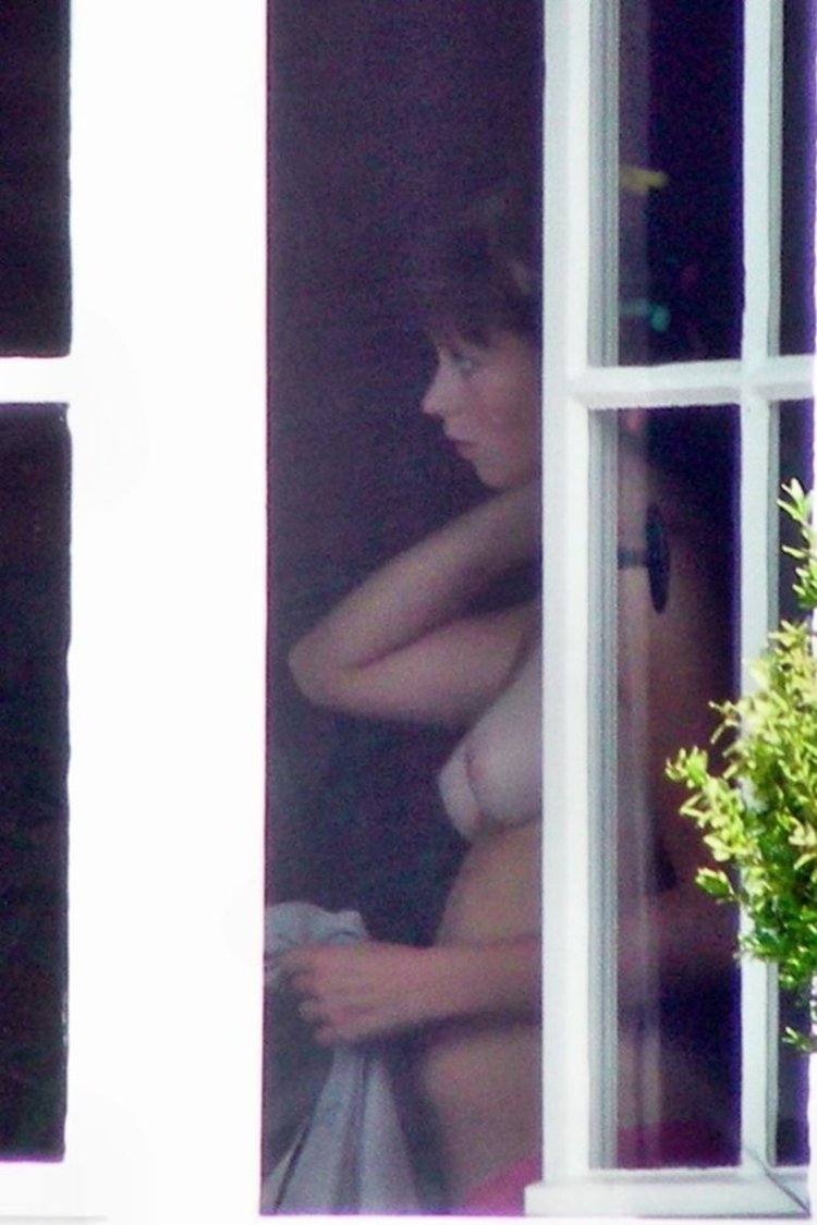Подглядывание в окна голые