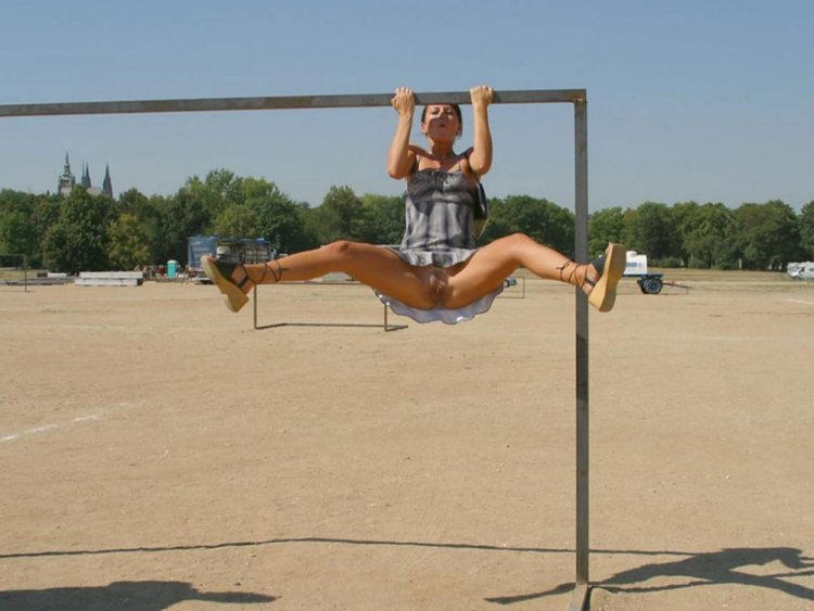 Девушки на турнике без трусиков