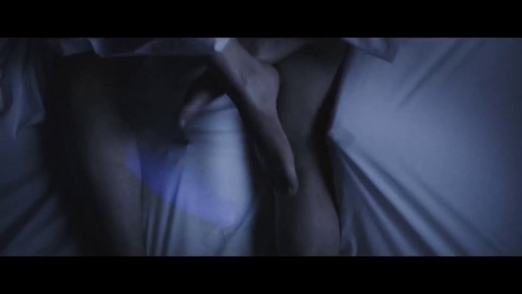 Девушка с короткими волосами в купальнике