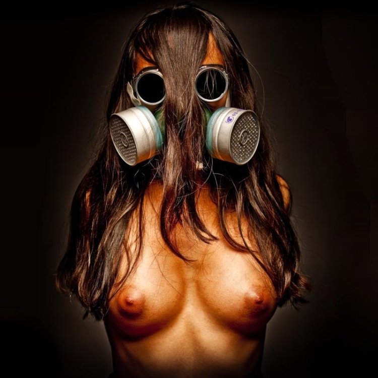 Девушки в противогазе фистинг