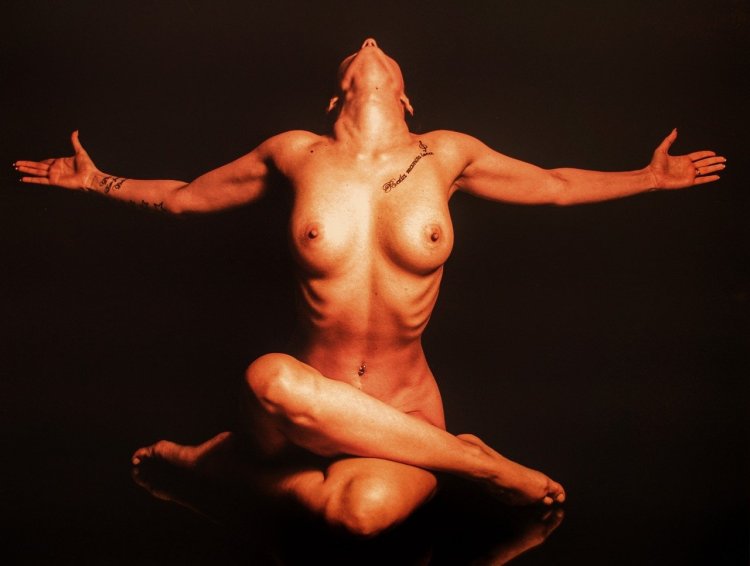 Голые девчонки в позе лотоса