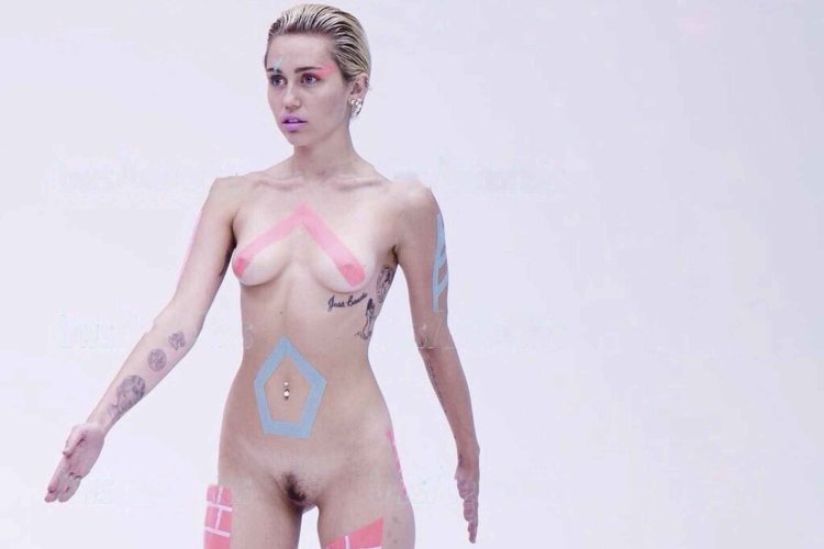 Певица Майли Сайрус голая