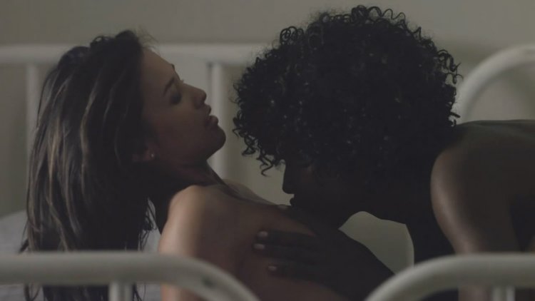 Голая Нерия Дэвис в фильме