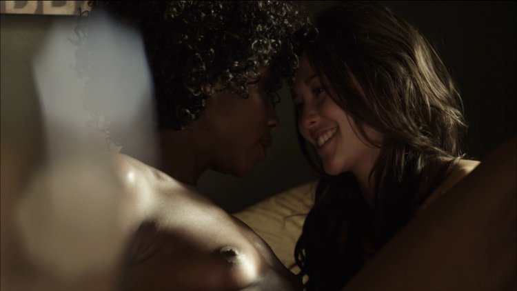 Анджела Бассетт сиськи