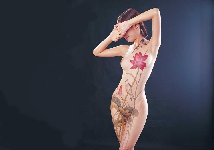 Голые блондинки в бодиарт