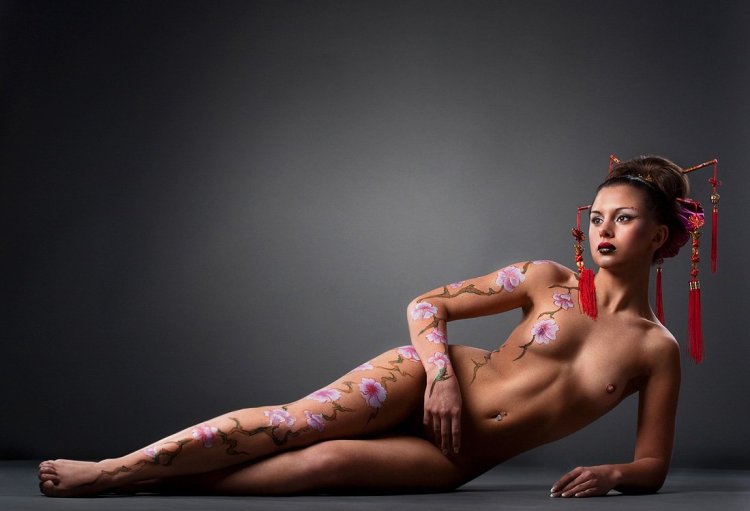 Разрисованные девушки красками