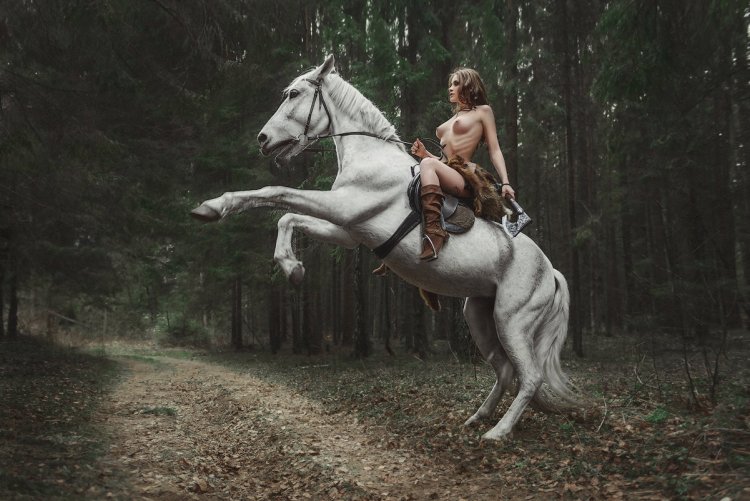 Голая красотка на лошади