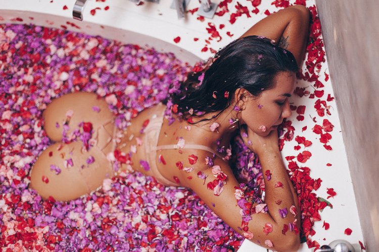 Эротическая фотосессия с розой