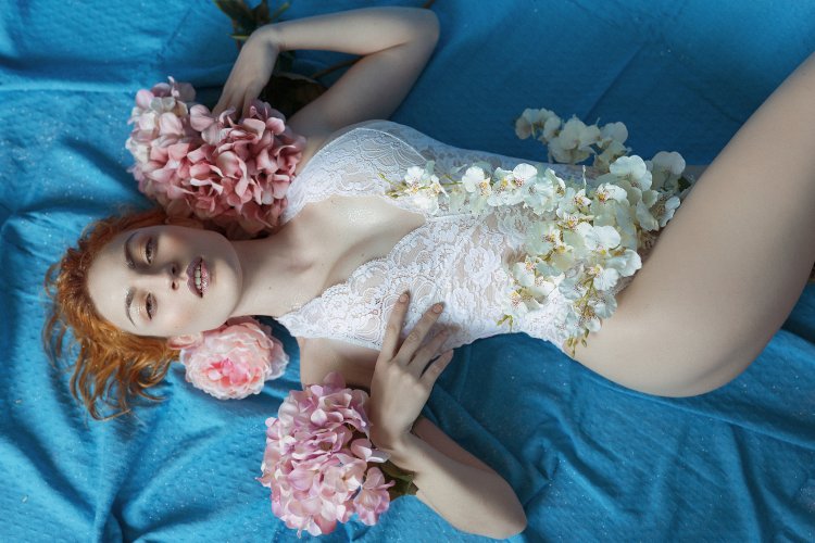 Девушка с цветами на груди