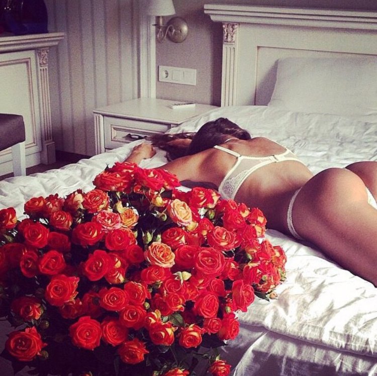 Фотосессия с лепестками роз