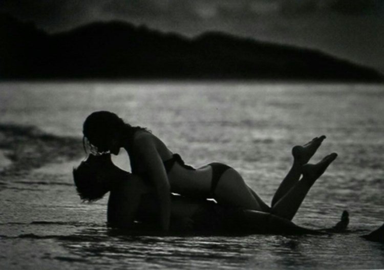 Девушка убегает в темноте