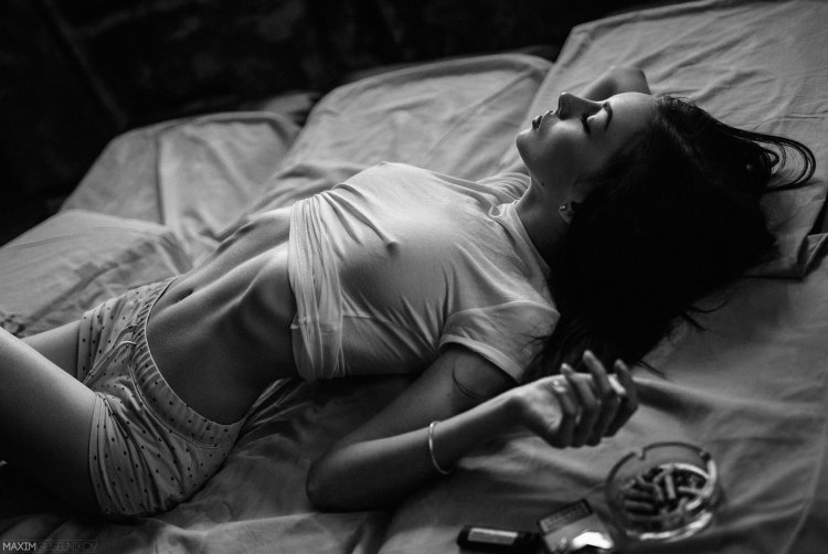 Селфи в кровати ночью