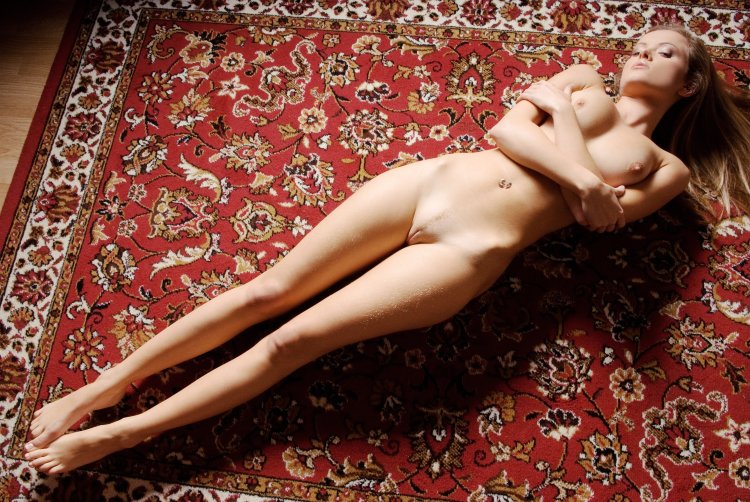 Голые телки на фоне ковра
