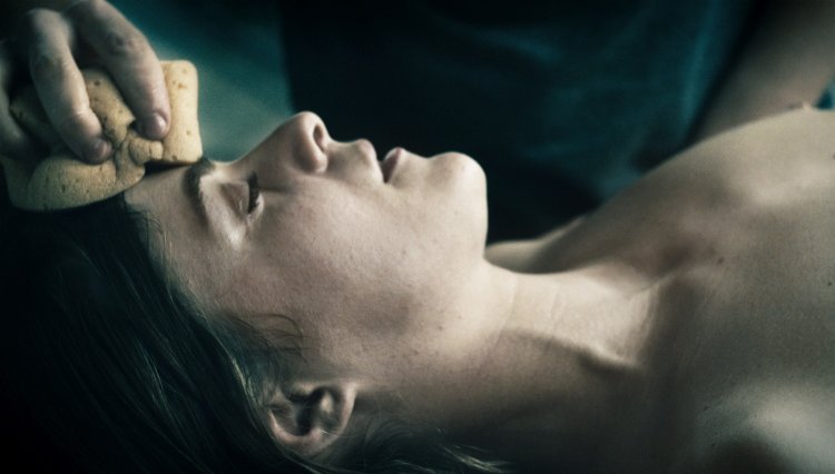 Девушку раздевают в морге