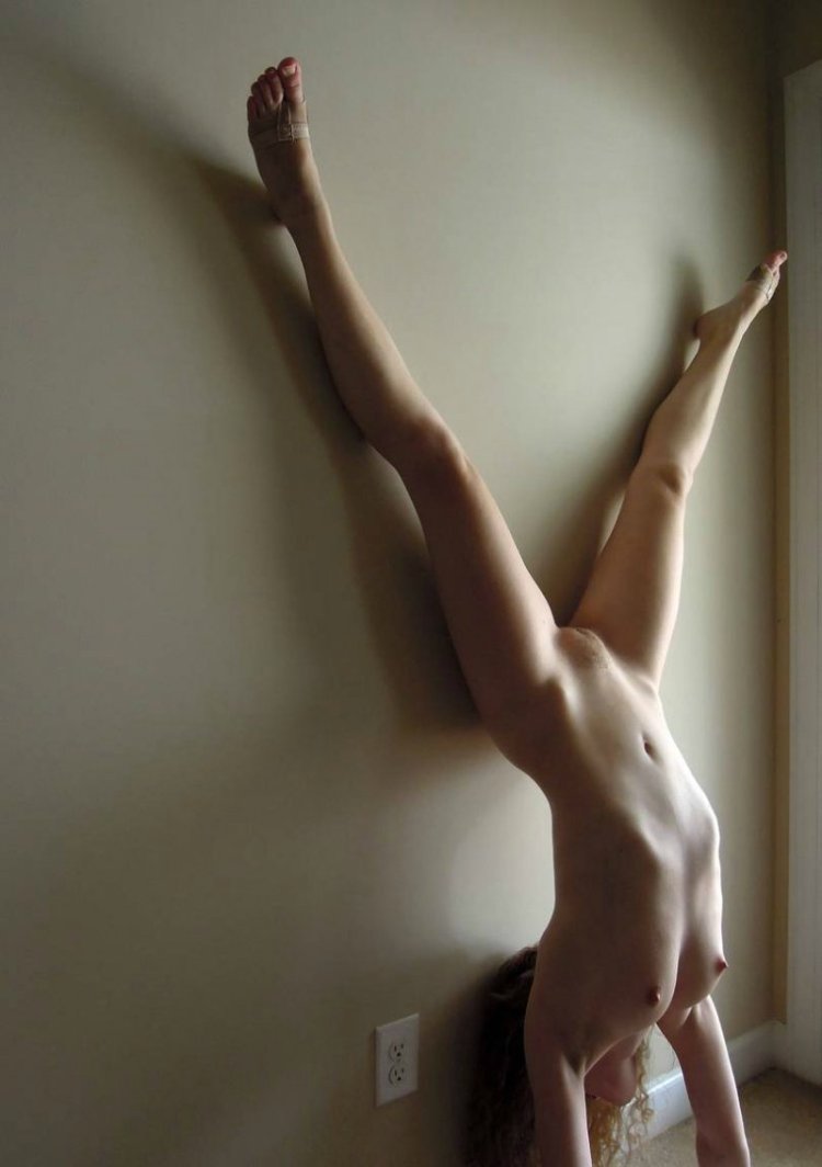 Голые женщины вниз головой