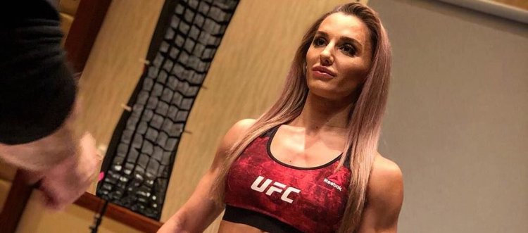 Александра Албу в платье