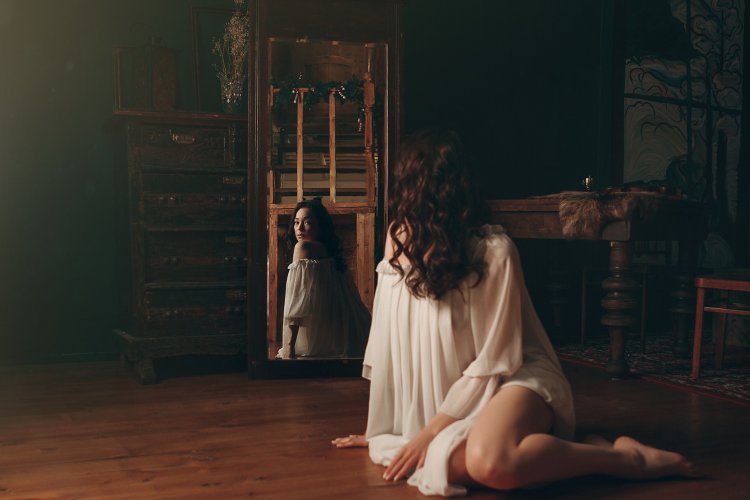 Девушка на коленях комната