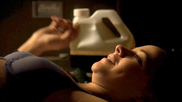 Эмили Бетт Рикардс голая