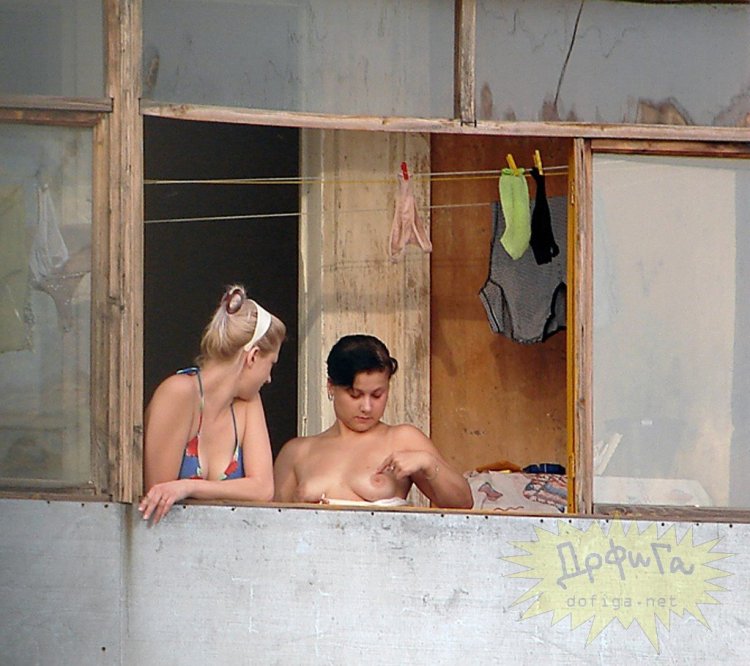 Голая на балконе подсмотренное