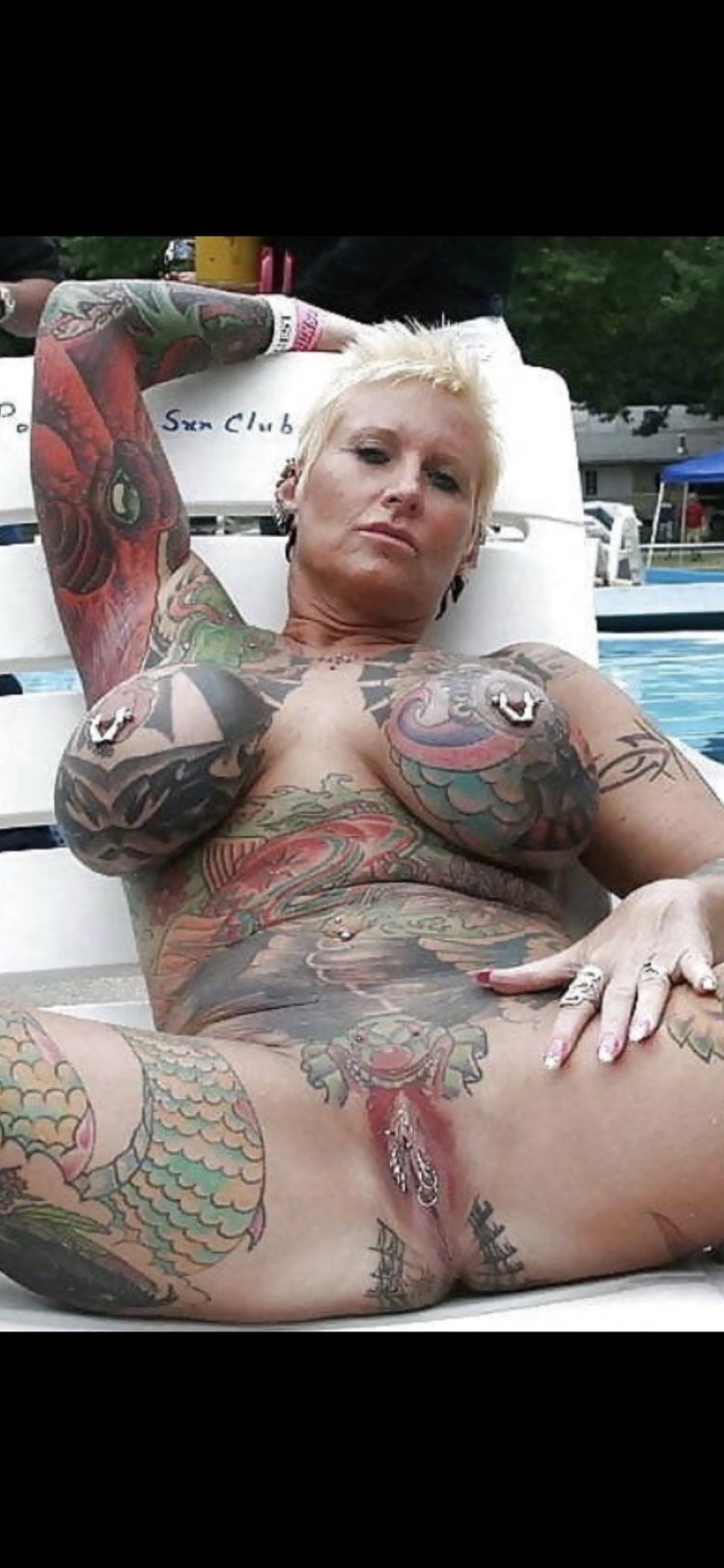 Лысый Джонни Синс голый