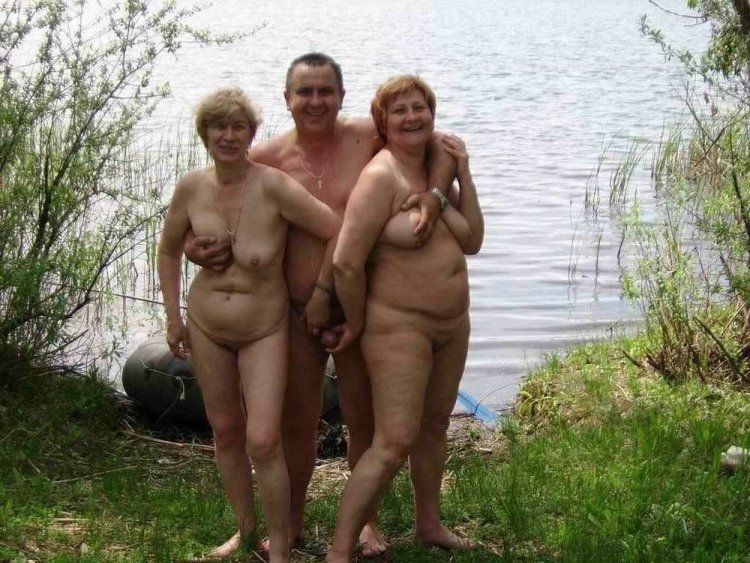 Голые зрелые пары на природе