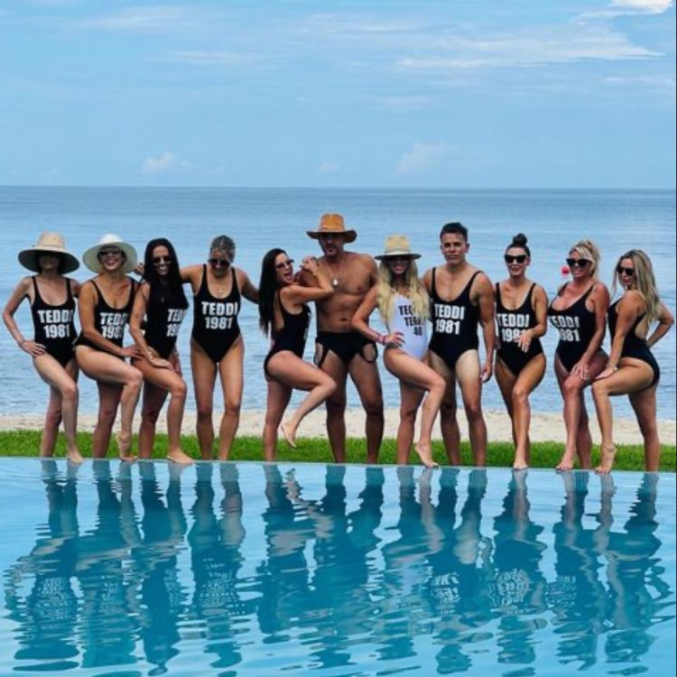 Девичник в купальниках