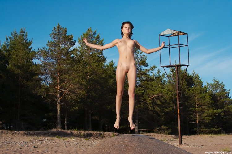 Голая на природе руки в сторону