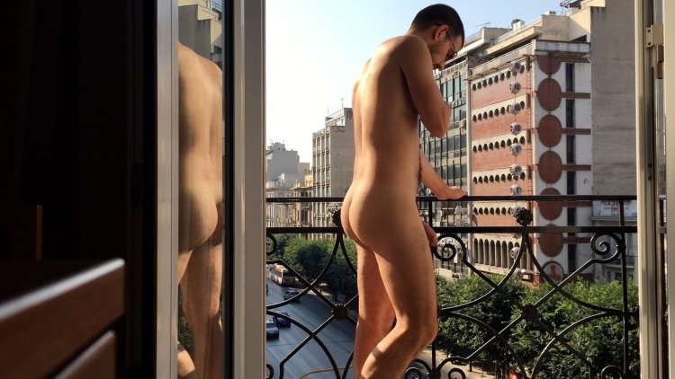 Фото голых в Дубае на балконе