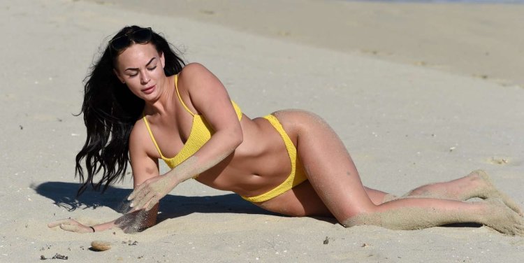 Hailey Outland в купальнике