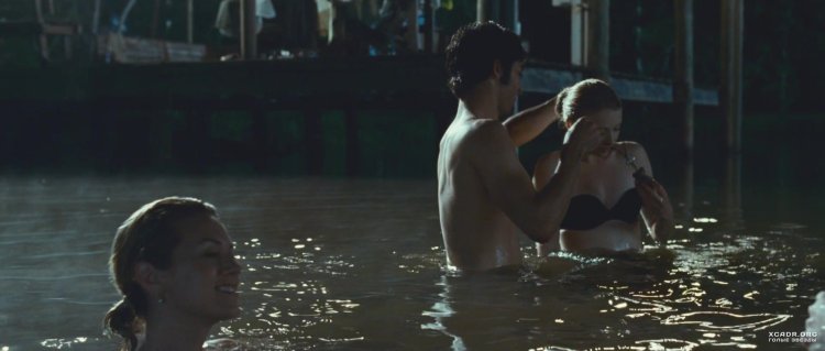 Элизабет Арнуа в бикини