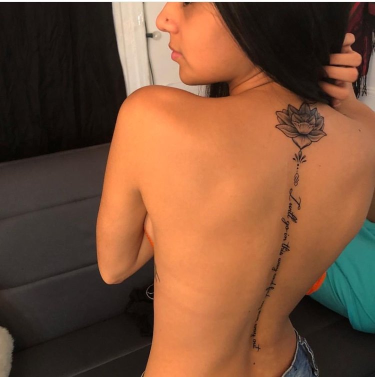 Татуаж на спине девушки