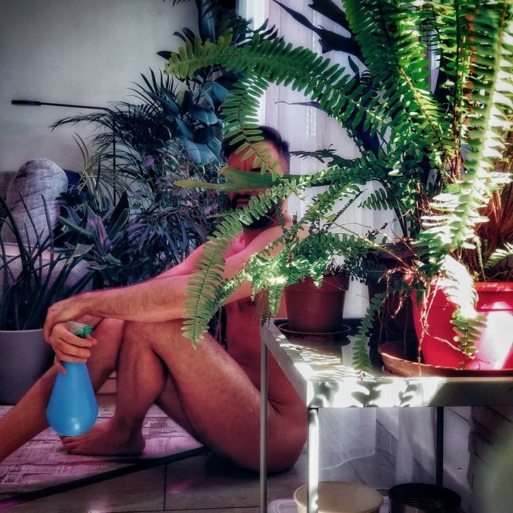 Всемирный день голого садовода