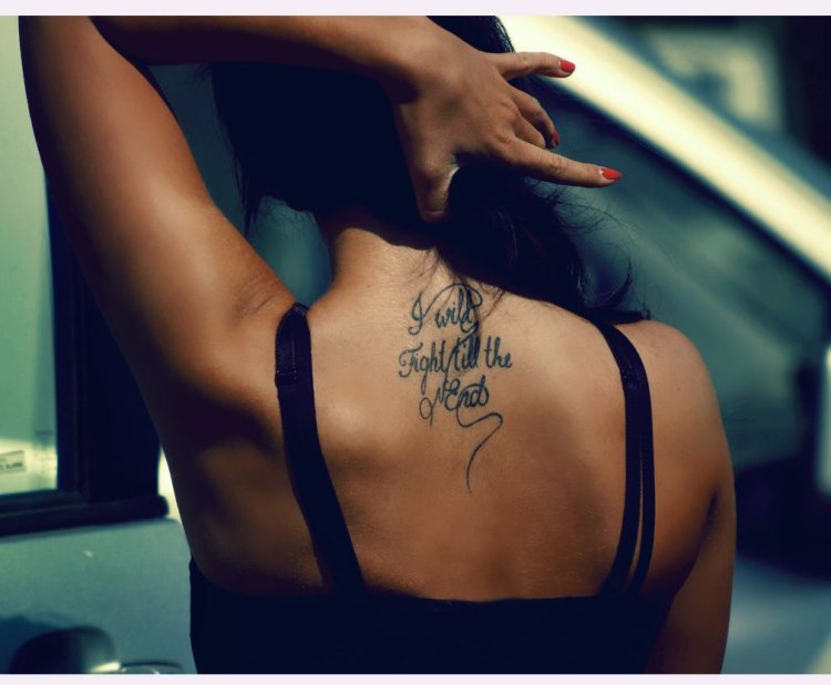 Татуированная актриса Кристи Мак