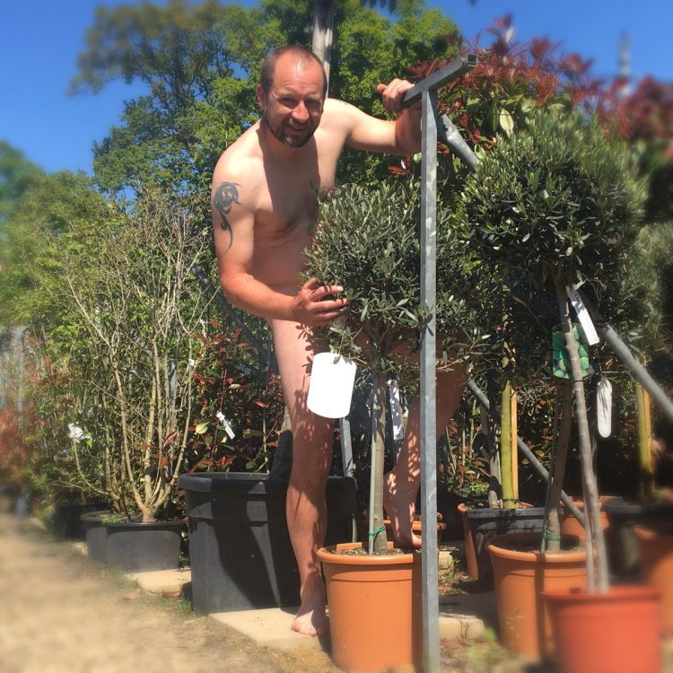 Всемирный день голого садоводства