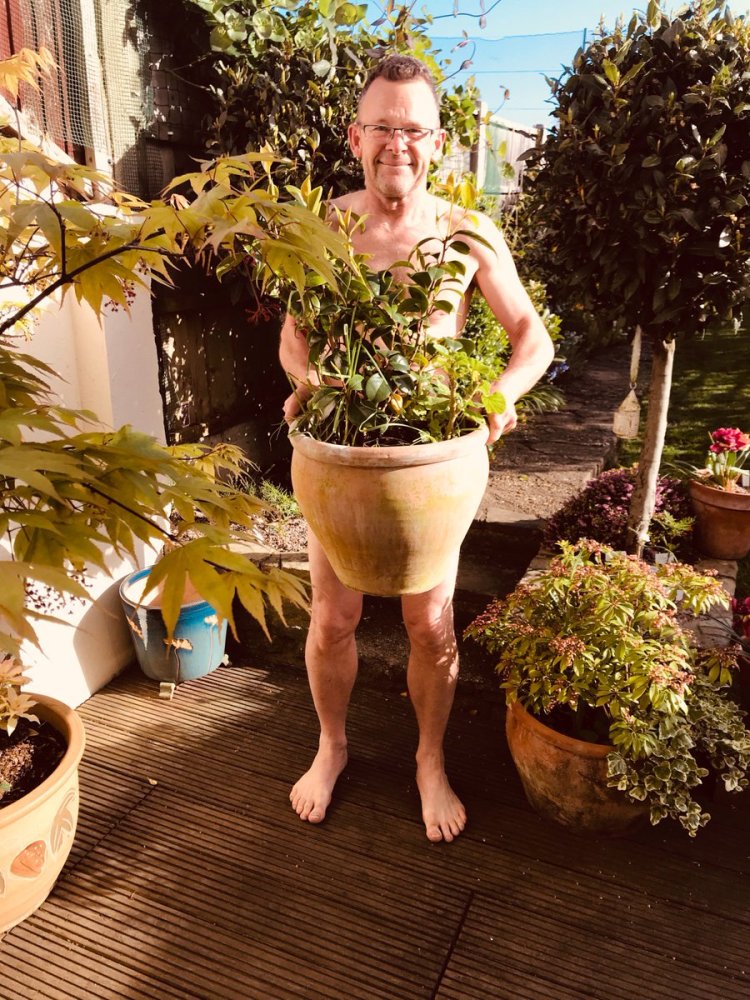 День голого садовника