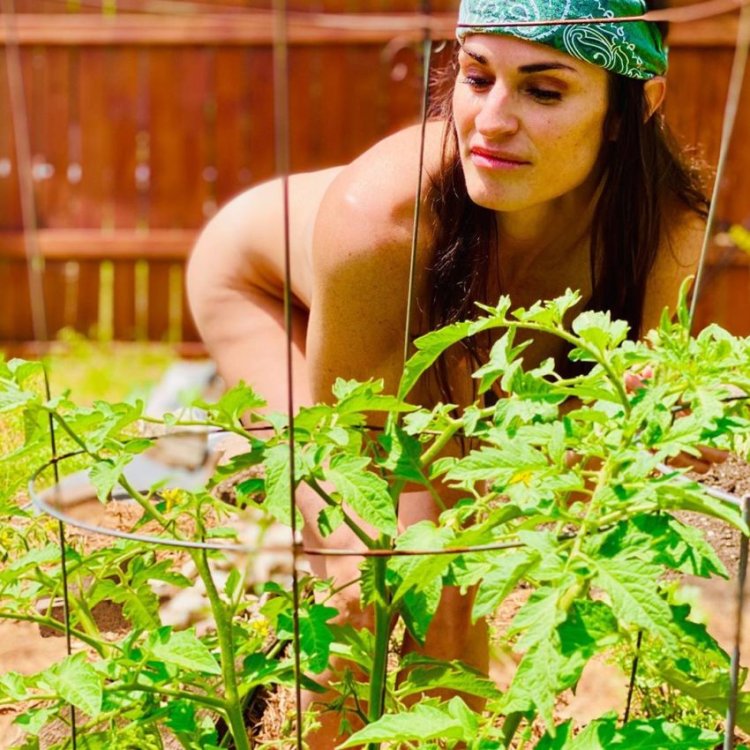 Девчонки в огороде