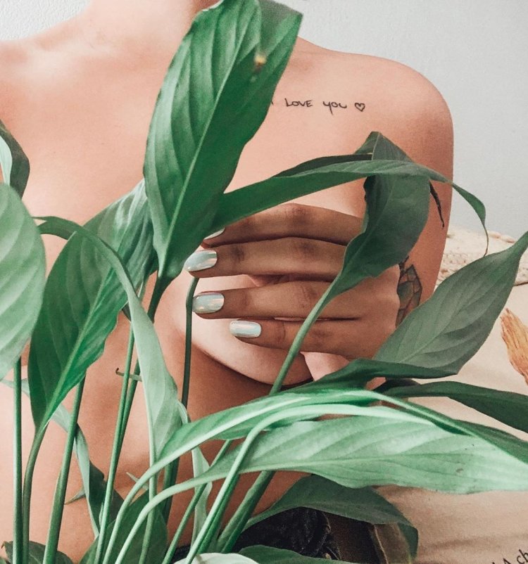 Муж голый с цветами