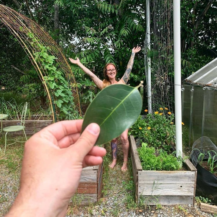 Голый мужчина с цветами