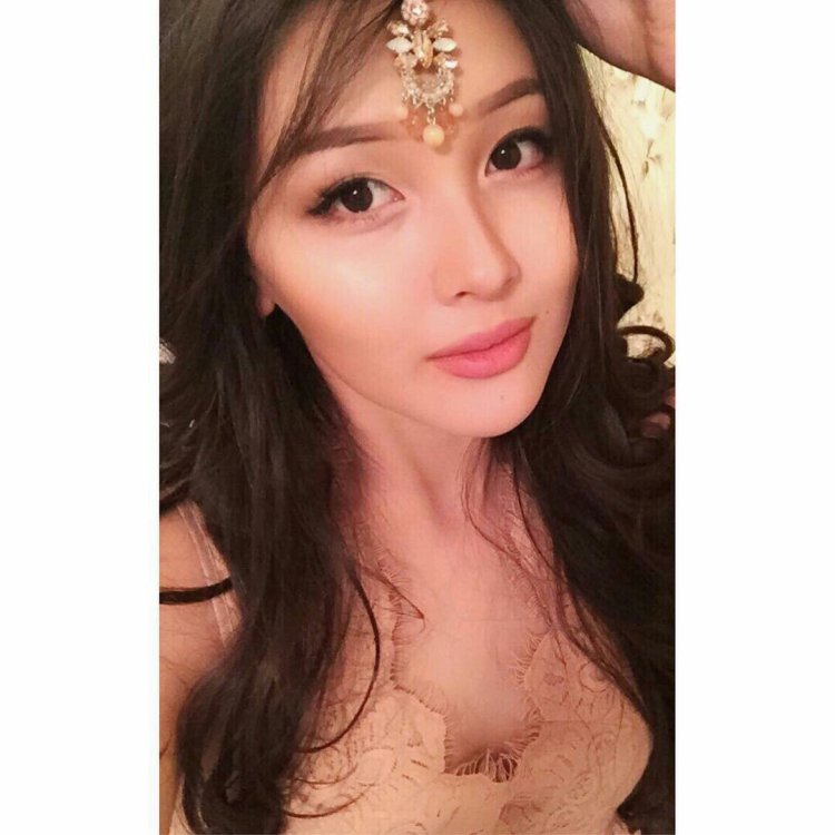 Айдана Меденова в купальнике